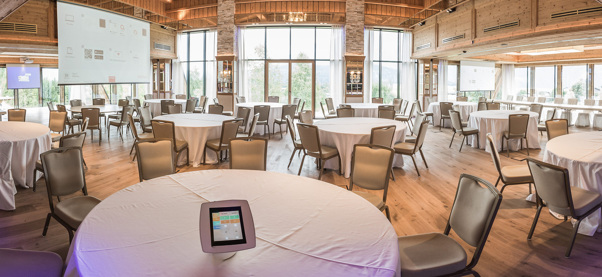 Seminarraum Alpenresort Schwarz mit Mediensteuerung